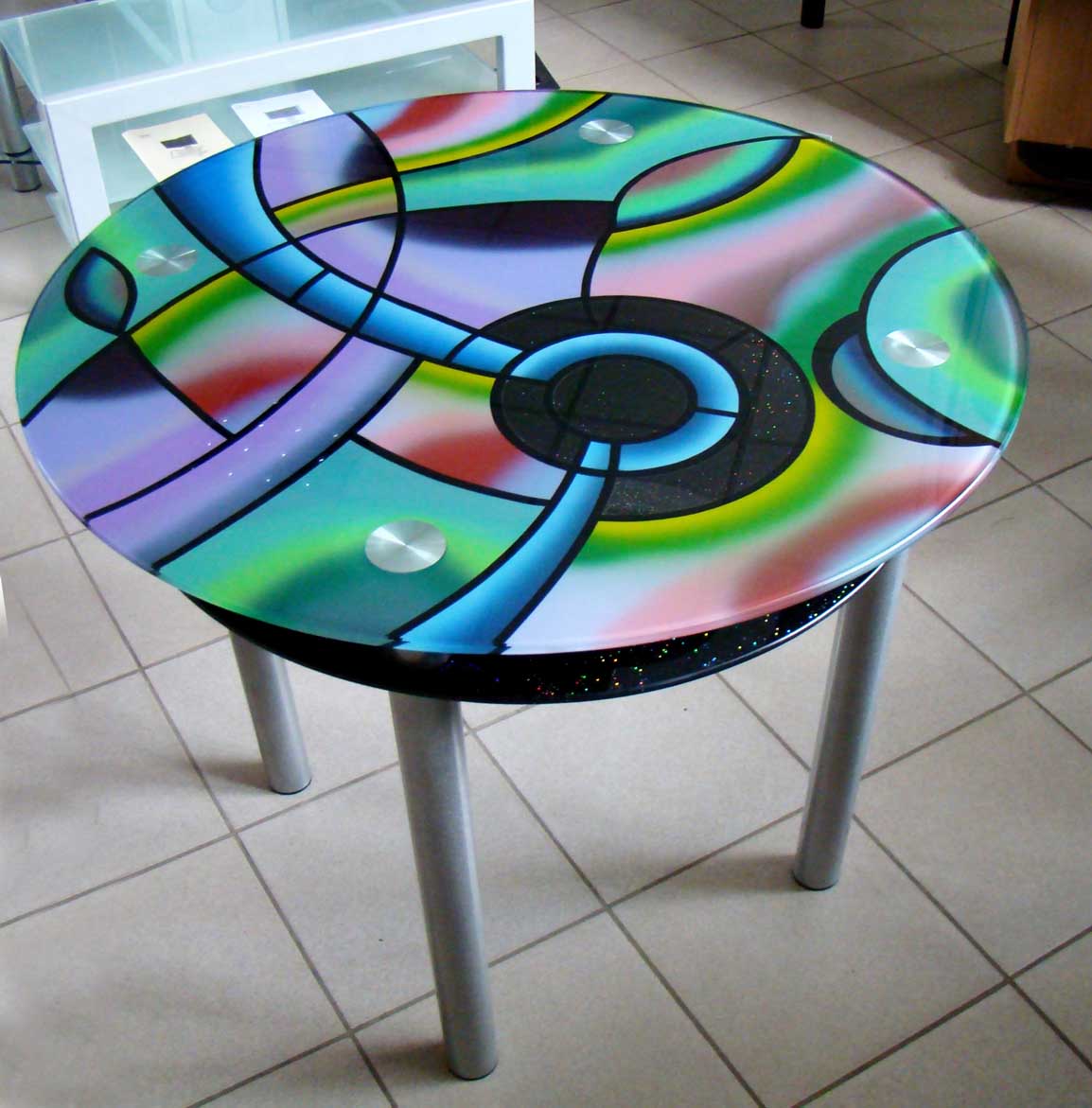 Разрисованный стол